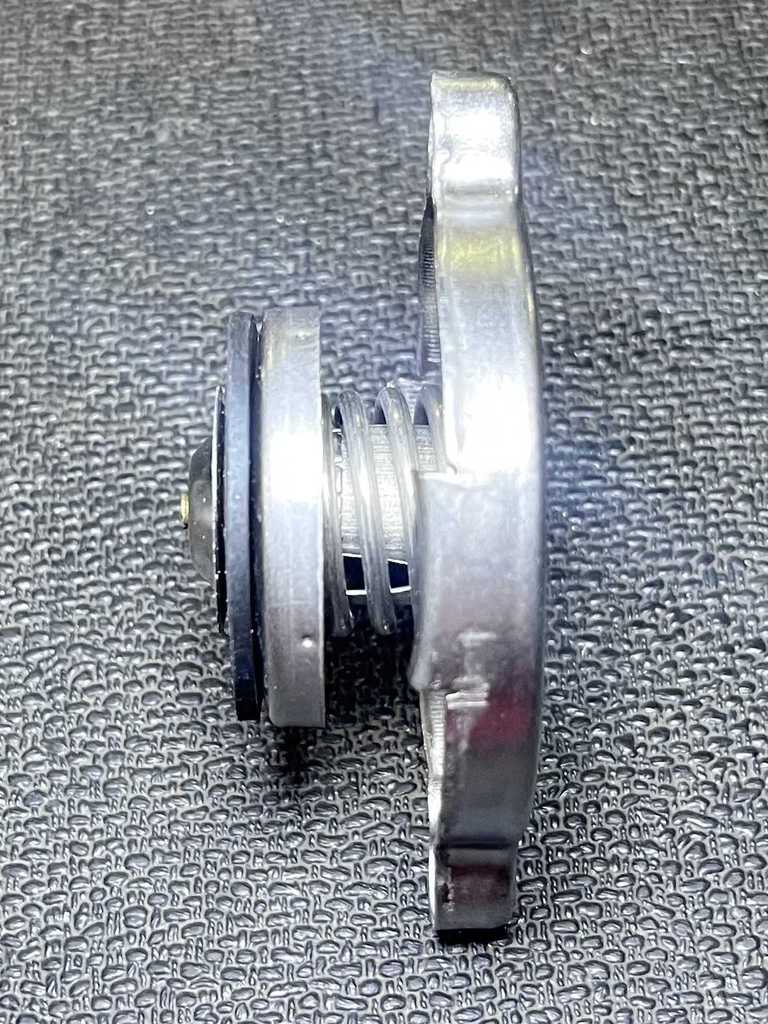 [AE-09-31528] Tapa de Radiador / 16 lbs