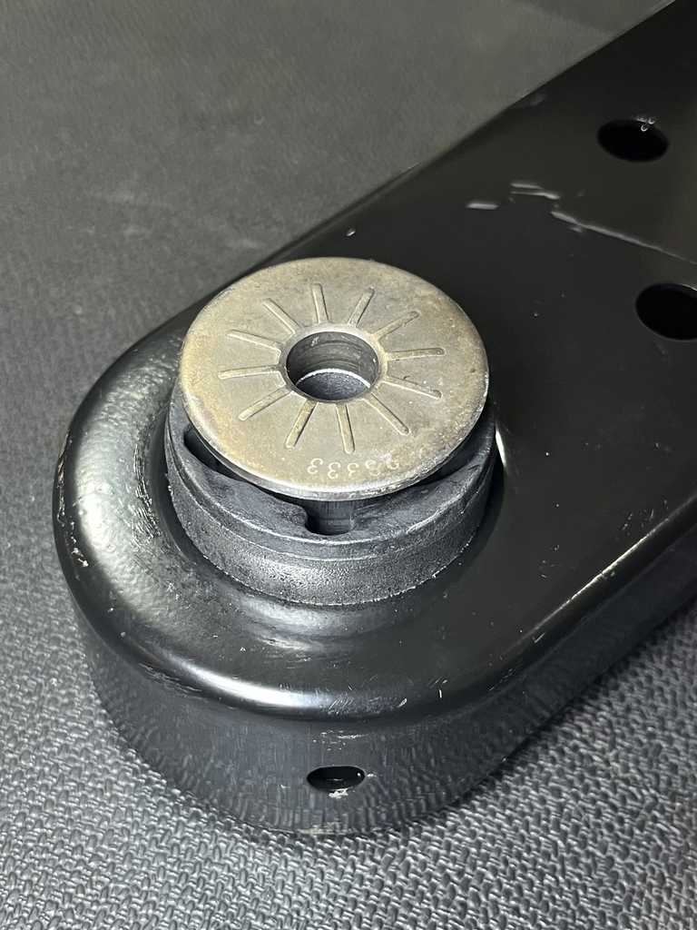 [AE-11-RK621376] Meseta de Suspensión / Trasera / Superior